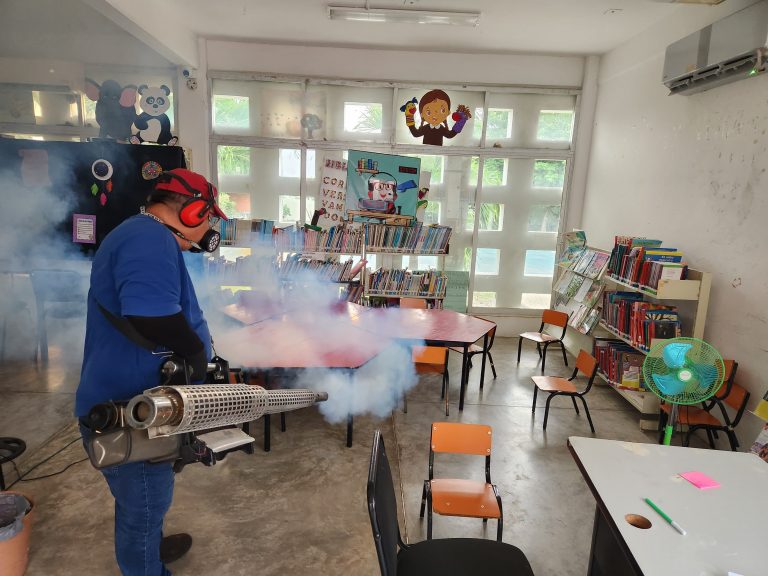 Refuerza gobierno de Coatzacoalcos medidas preventivas con fumigación en bibliotecas