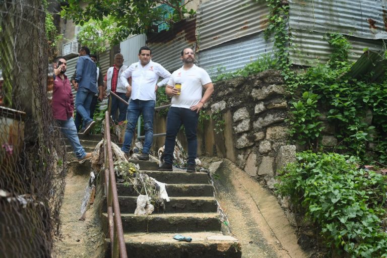 “Hay que sacar adelante Coatzacoalcos”: Pedro Miguel recorre áreas afectadas por la tormenta en Coatzacoalcos