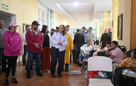 Pedro Miguel Rosaldo y Rocío Nahle supervisan atención a familias afectadas por lluvias en Coatzacoalcos