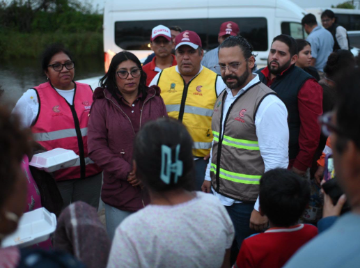Recorre Pedro Miguel Rosaldo colonias afectadas por el Frente Frío 2, entrega comidas calientes y frazadas
