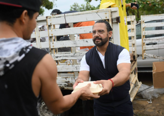 Mantiene Pedro Miguel Rosaldo apoyo a familias afectadas por frentes fríos; continúan entregas de alimentos